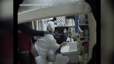Мотобой занимается сексом с уборщицей в ресторане между доставками